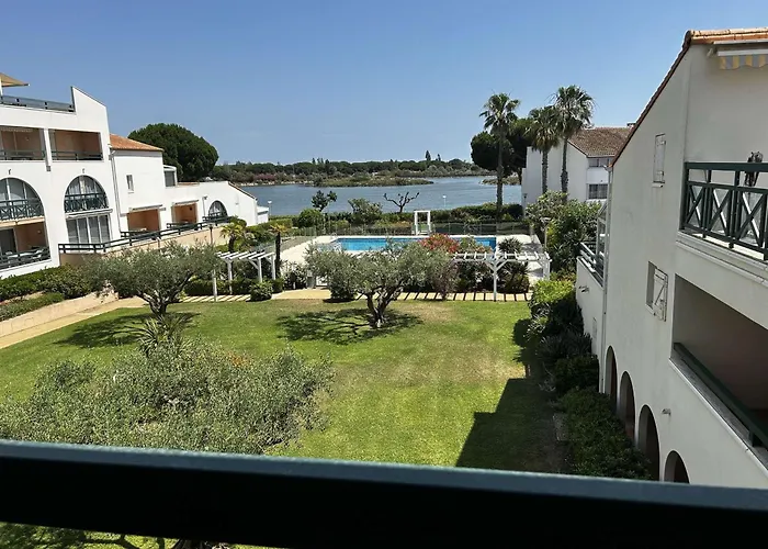 2 Pieces Avec Piscine Et Parking A Port Camargue - Fr-1-250-293 * Ле-Гро-дю-Руа